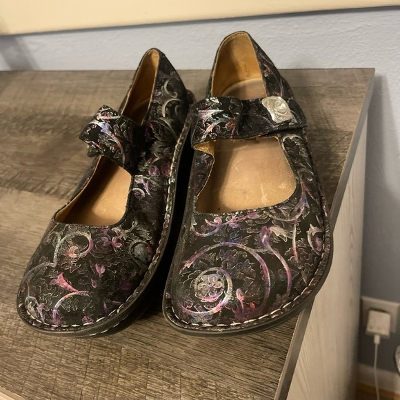 Alaia Shoes - Alegria PAL-539 PG Lite Paloma Mary
Janes Iridescent Black Leather EU 37/
US 7.5